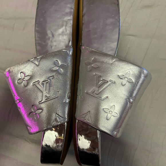 Louis Vuitton silver shoes/sandals - Picture 3 of 15